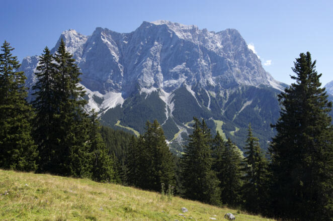Auch beim Abstieg dominiert ein prächtiges Zugspitzpanorama.