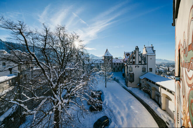 Hohes Schloss Innenhof im Winter.jpg