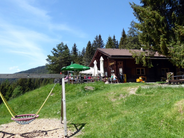 Bei der Jausenstation Bürgerbergalm beginnt der steile Abstieg nach Radstadt.
