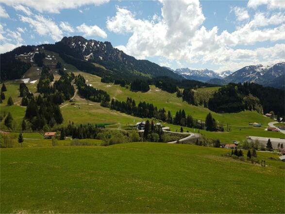 Blick auf den Hausberg Sorgschrofen und die umliegende Bergwelt