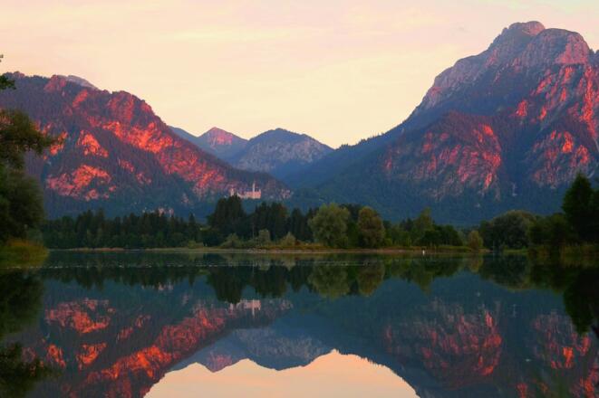Forggensee mit Blick auf Schloss Neuschwanstein im Abendrot