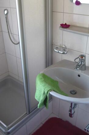 Dusche & WC in der Ferienwohnung mit Balkon
