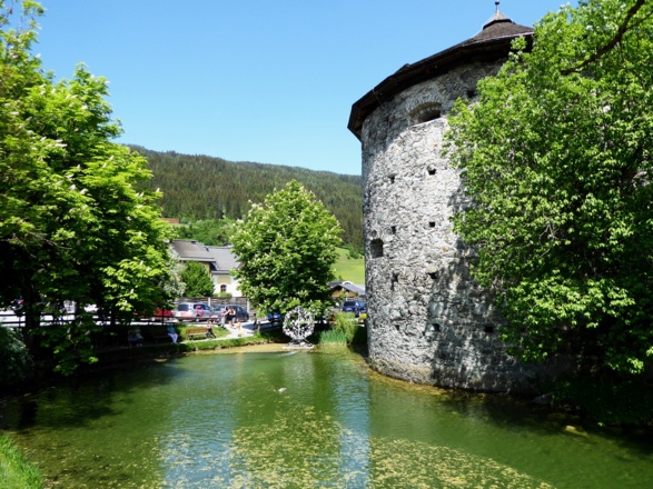 An der Stadtmauer entlang geht es zum Bahnhof in Radstadt.