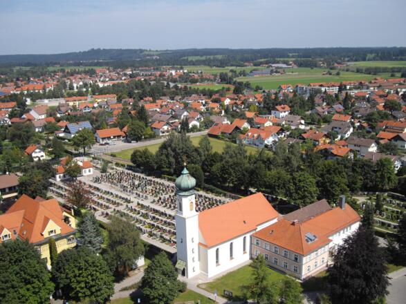Die Kirche Maria Egg und der Friedhof in Peiting