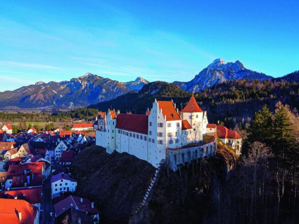 Hohes Schloss mit Bergen