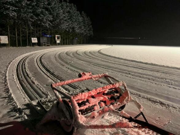 Loipe am Sportplatz bei Flutlicht