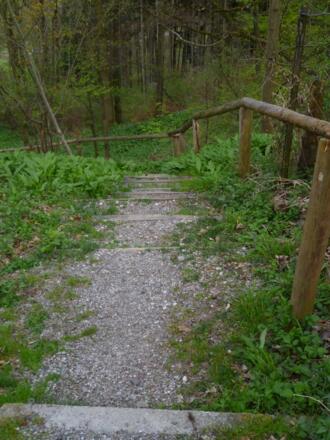 Von der St. Georg Kapelle geht es über zahlreiche Stufen steil hinunter nach Peißenberg.
