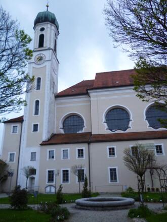 Der Schongauer Klosterhof vor der barocken Heilig-Geist-Spitalkirche.