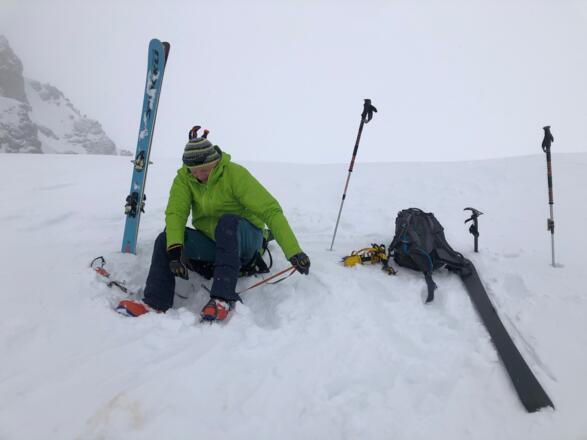 Skidepot in der Tiroler Scharte und Steigeisen anlegen