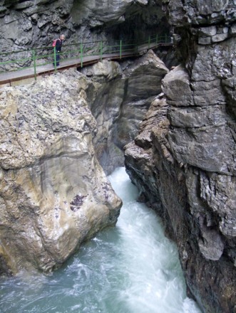 Hier sieht man deutlich, wie das Wasser den Fels ausgespült hat.