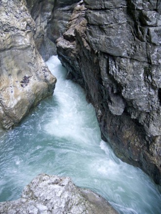 tosendes Wildwasser der Breitach