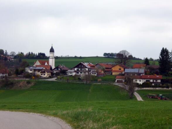 Oberhalb von Oberhausen genießen Spaziergänger einen wunderschönen Blick auf den Ort und den Kreuzbichel.