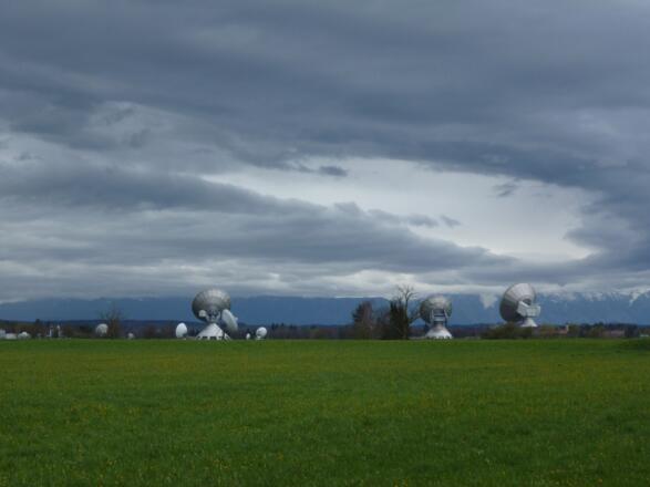 Die riesigen Antennen, die mitten auf der grünen Wiese stehen, wirken fast unwirklich.