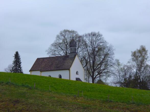 Blick von der Straße auf die Wallfahrtskirche St. Johann.