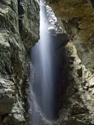... und auch von oben stürzt das Wasser in die Klamm.