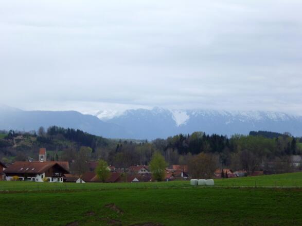 Begleitet von einem schönen Blick über Huglfing hinweg zu den Bayerischen Alpen führt der Weg zurück in den Ort.