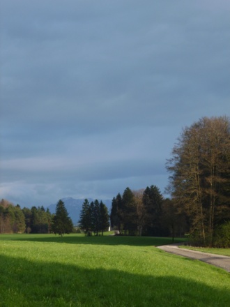 Idyllisch geht es wenig später am Waldrand entlang nach Süden direkt auf die Berge zu.