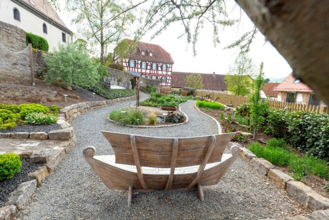 Bibelgarten mit historischem Pfarrhaus in Sondheim v.d. Rhön