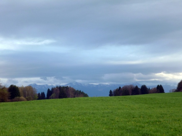 Begleitet von einem grandiosen Bergpanorama führt der Weg vom Birkhof nach Westen.