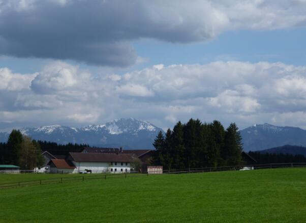 Kurz vor dem Ende der Runde bietet sich noch einmal ein grandioser Bergblick mit dem Gestüt Hachtsee im Vordergrund.
