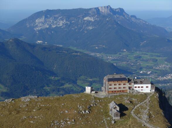 Watzmannhaus und Untersberg - das Tal ist noch weit.