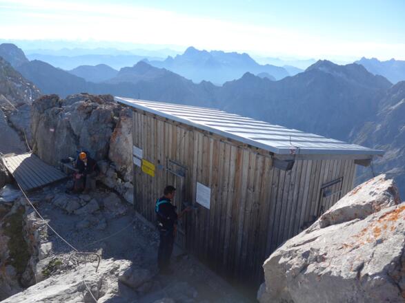 Der Unterstand am Hocheck bietet rustikale Nothilfe.