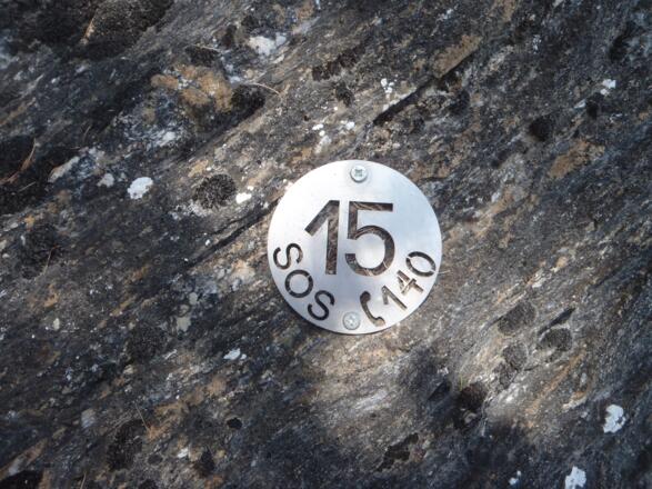 Der Klettersteig ist in 15 Abschnitte aufgeteilt, die mit kleinen Taferln markiert sind. Dadurch wird die Orientierung (auch bei Rettungseinsätzen) vereinfacht.