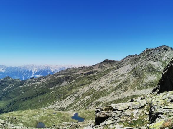 Rückblick zum Glungezer und auf die blauen Seen