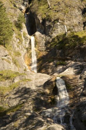 Der Sulzer-Wasserfall stürzt in die tief eingeschnittene Schlucht des Almbachs.