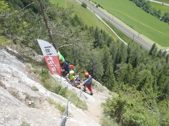 Das erste Rastbankerl mit tollen Ausblick. Unten ist ein Teil des Zustiegs zu sehen.