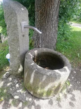 Trinkwasser neben Kapelle Ruttenstein