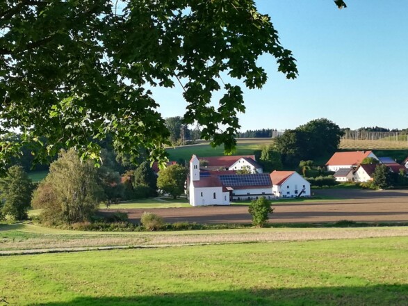 Blick auf die Filialkirche Altfalterbach bei Schweinersdorf