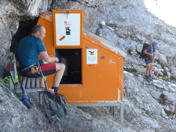 Das "Zembschei-Bankerl" vor der Biwakschachtel lädt zur Rast.