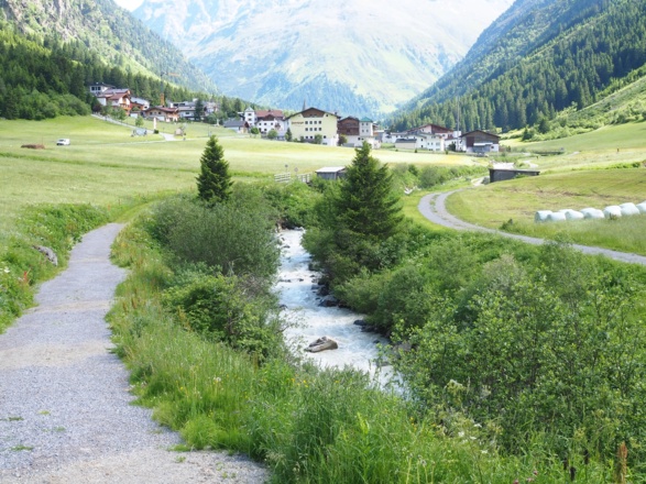 Vom Parkplatz folgt man dem breiten Weg am Bach entlang, in Richtung Plangeross