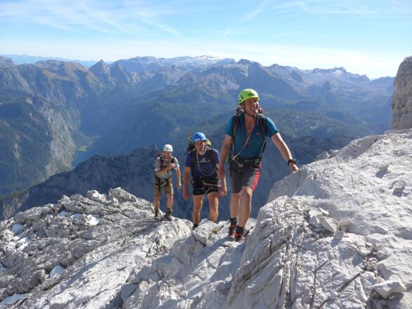 Zwischendurch gibt's auch mal leichtere Strecken; hinten der Hochkönig.