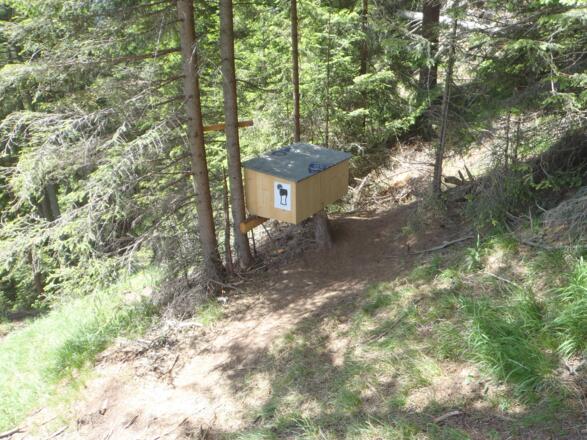 Beim Gipfelkreuz gibt es Sitzbankerln und sogar kühle Getränke! Für die Spendenbox das nötige Kleingeld mitnehmen.