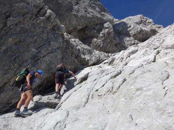 In der "Gipfelschlucht" ist es noch weit zum Gipfel. Rechts bleiben, Steinschlag!