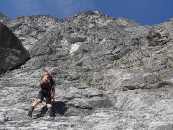 Die Wasserfallwand, erste Schlüsselstelle, bietet schöne Kletterei.
