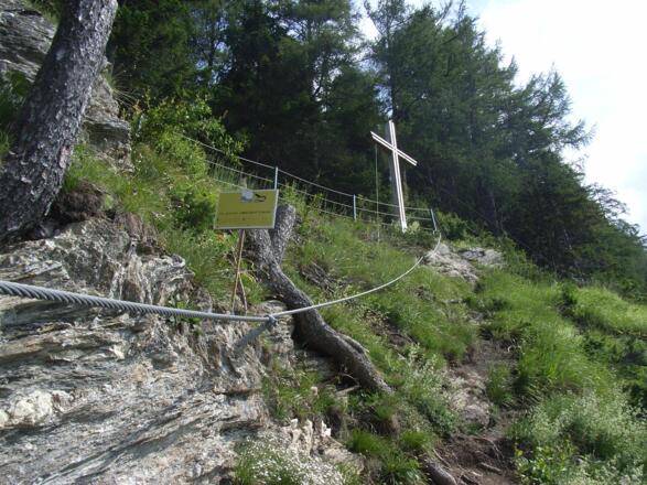 Gipfelkreuz mit Gipfelbuch