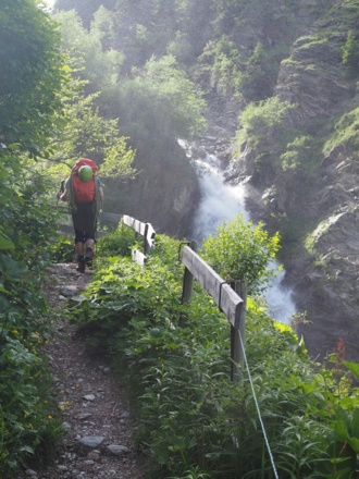Der Weg windet sich in Serpentinen durch den Wald hinauf. Dem kühlen Wasserfall kommt man an einigen Stellen angenehm naher.