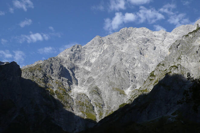 Die Watzmann-Ostwand; der Berchtesgadener Weg zieht von links zum Gipfel