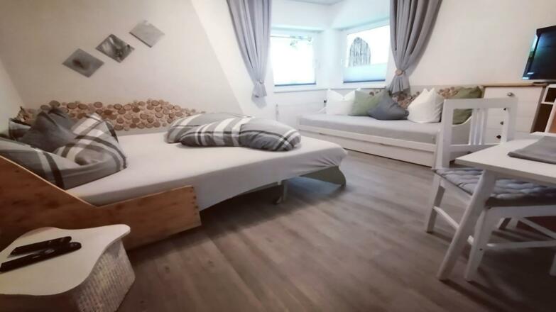 Dreibettzimmer mit SAT-TV