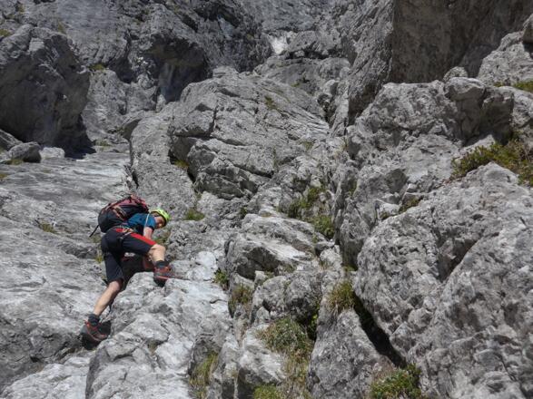 Gleich nach der Wasserfallwand geht's nach rechts.