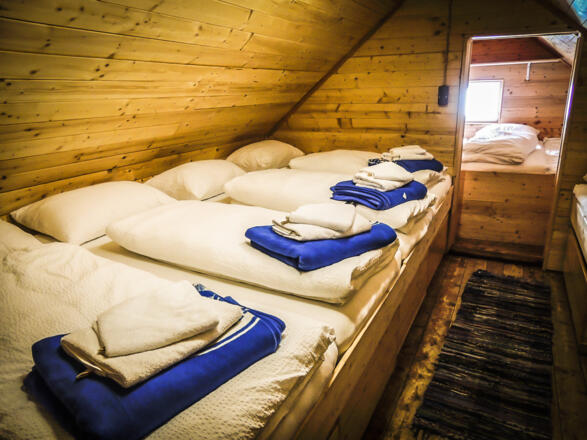 7 Doppelzimmer und Zehner-Bettenlager