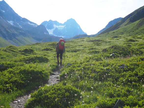 Dann geht es flacher dahin mit Blick auf die Watzespitze, am Ende davon in ein paar Serpentinen steiler