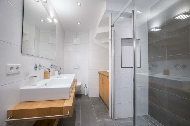 Badezimmer mit Wickelablage
