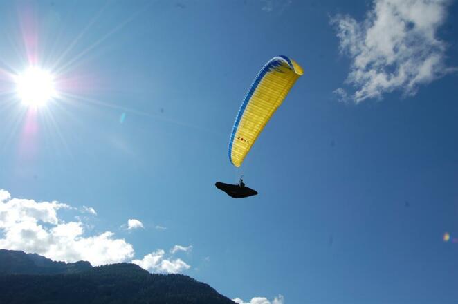 Paragleiter im Landeanflug