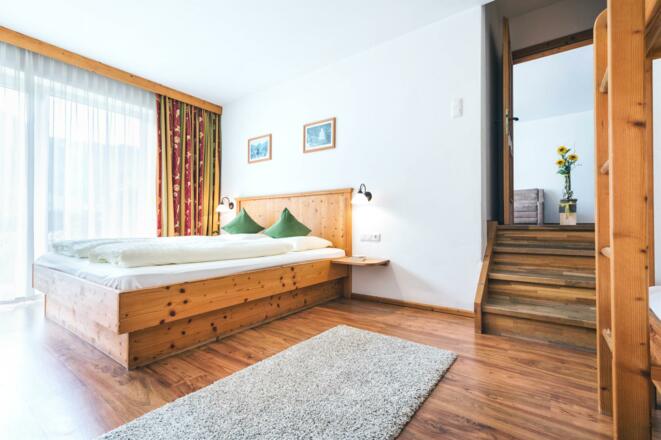 Familienschlafzimmer mit Doppelbett und Stockbett