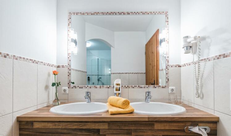 Badezimmer mit Doppelwaschbecken