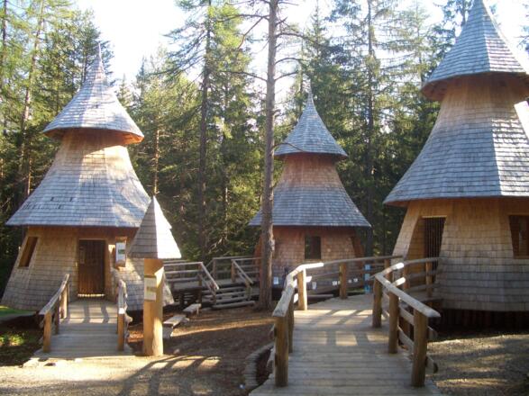 Der Walderlebnisweg Toblach mit dem Baumdorf ...